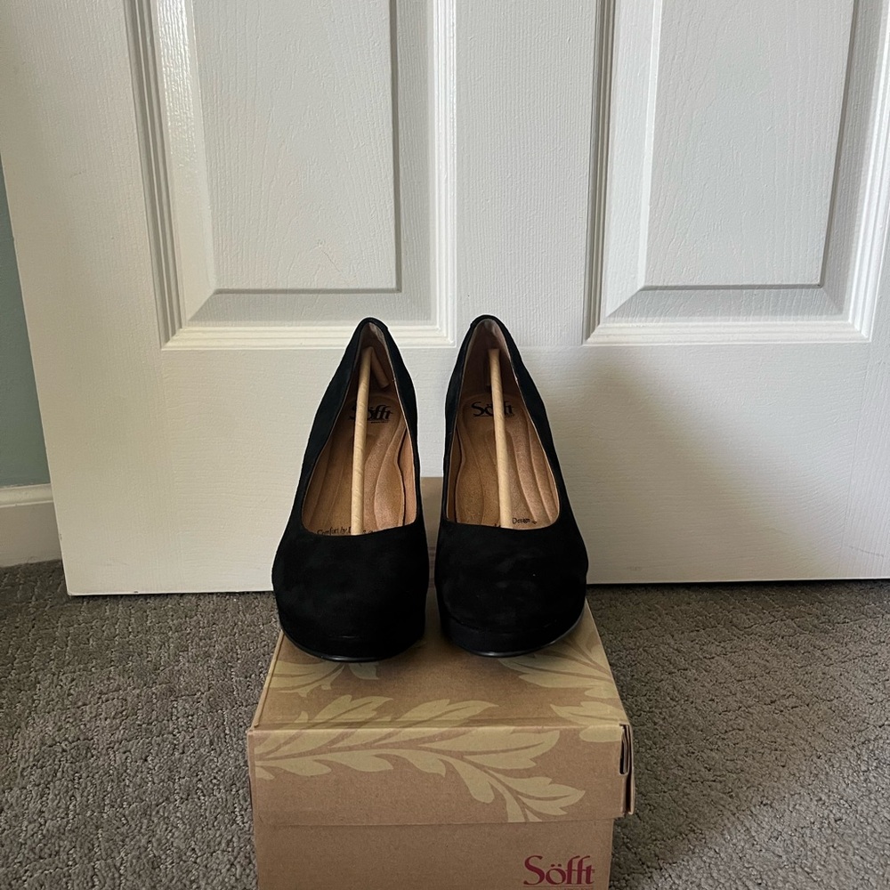 Black Söfft Gabie Suede Pumps - Picture 2 of 9